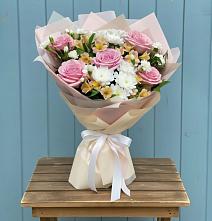 Букет цветов из:  Гвоздики, Орхидеи и Розы в Малой Джалге