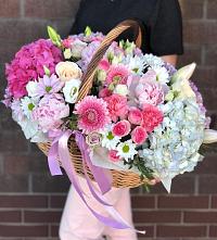 Цветочная композиция из Розы, Хризантемы, Пионы и Лизиантусы в корзине в Малой Джалге