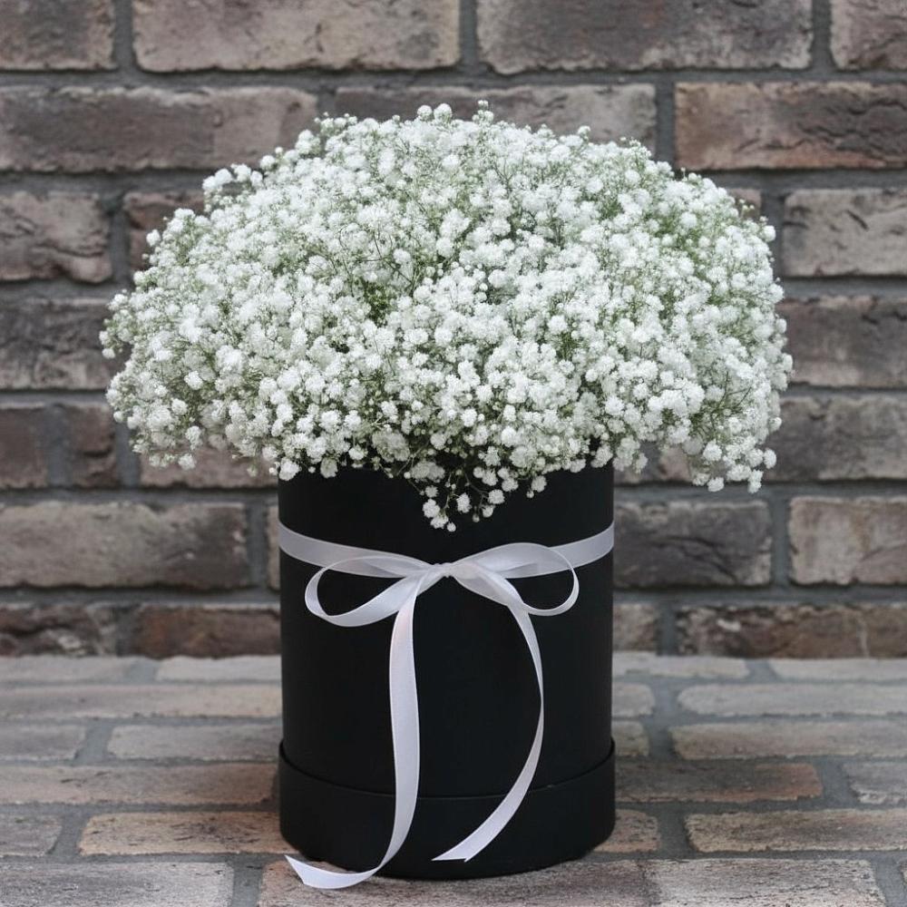 Цветочная композиция из Гипсофила в шляпной коробке в Малой Джалге