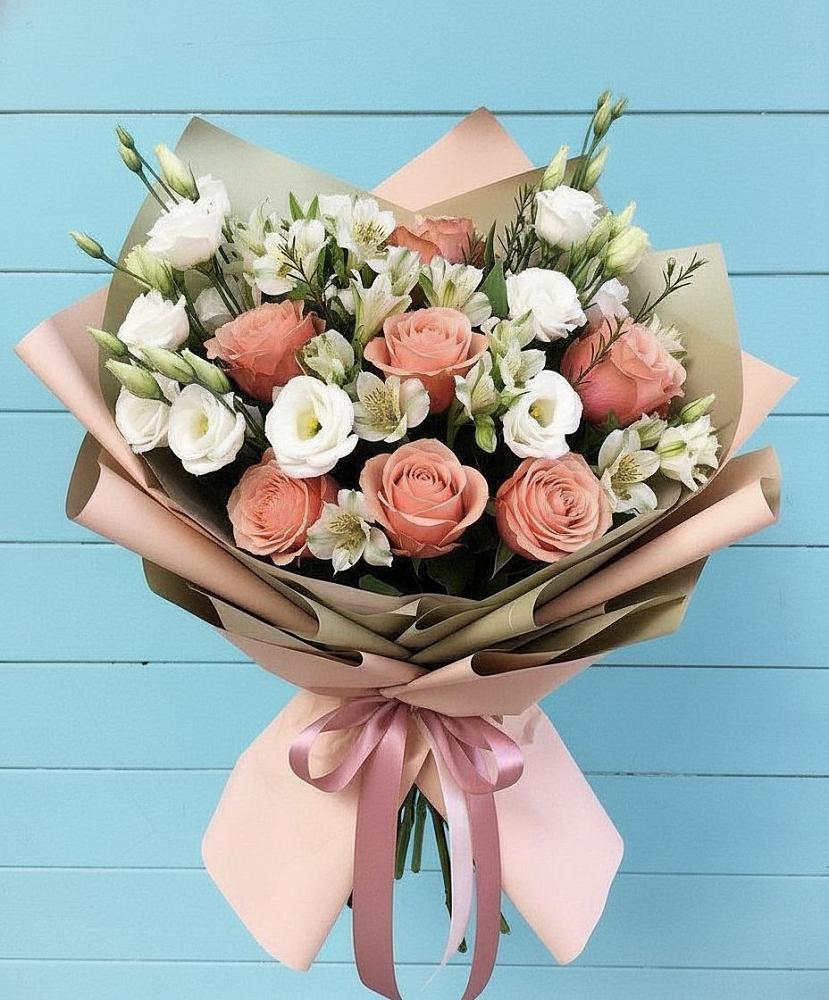 Букет цветов из: Розы, Альстромерии и Лизиантусы в Малой Джалге