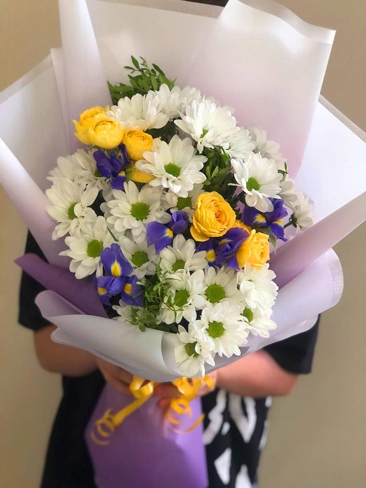 Букет цветов из: Ирисы, Хризантемы и Розы в Малой Джалге
