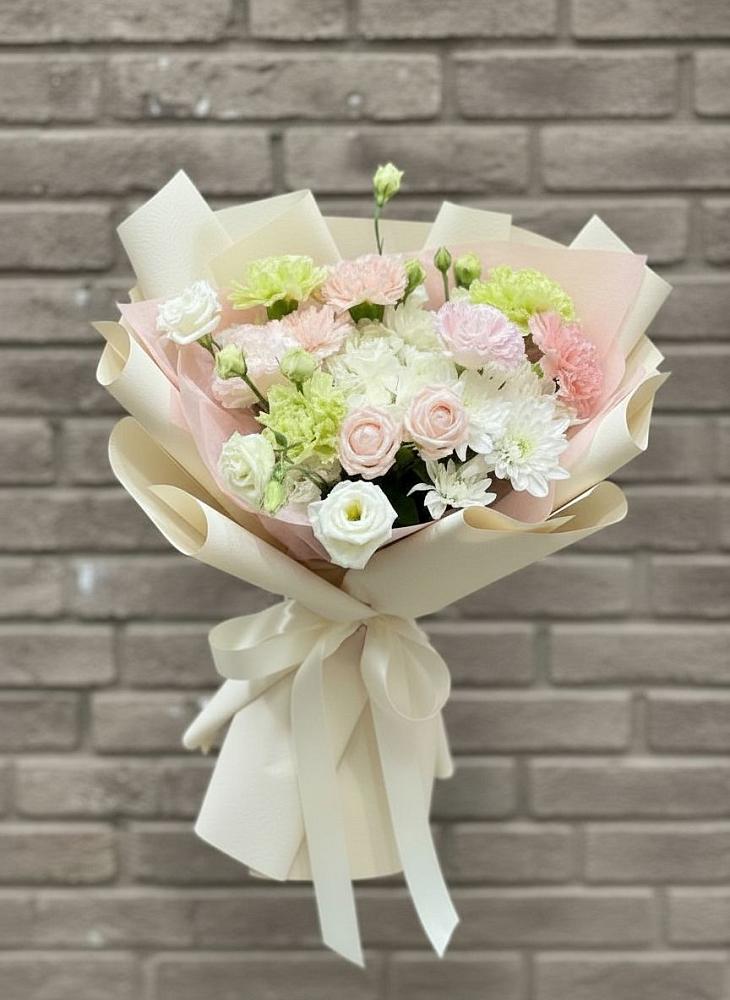 Букет цветов из: Гвоздики, Розы, Лизиантусы и Хризантемы в Малой Джалге