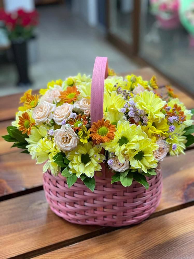 Цветочная композиция из Хризантемы и Розы в корзине в Малой Джалге