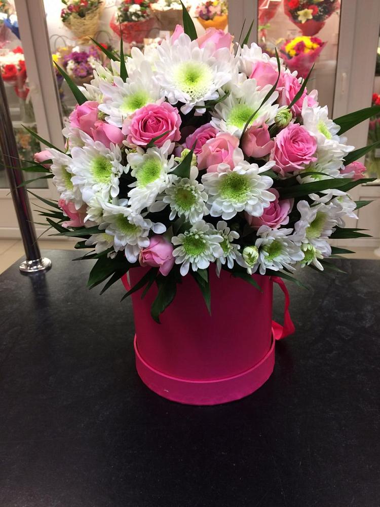 Цветочная композиция из Розы и Хризантемы в шляпной коробке в Малой Джалге