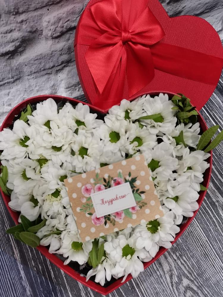 Цветочная композиция из Хризантемы в виде сердца в Малой Джалге