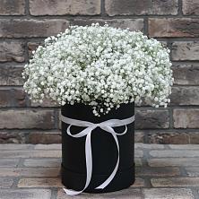Цветочная композиция из Гипсофила в шляпной коробке в Малой Джалге