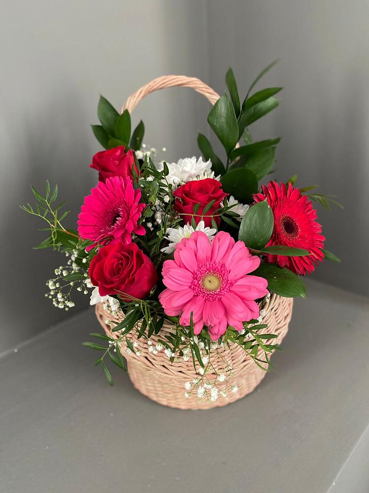 Цветочная композиция из Розы, Хризантемы и Герберы в корзине в Малой Джалге