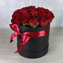 Цветочная композиция из Розы в шляпной коробке в Малой Джалге