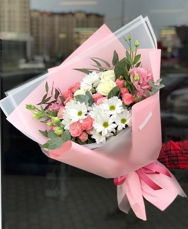 Букет цветов из: Розы, Лизиантусы и Хризантемы в Малой Джалге